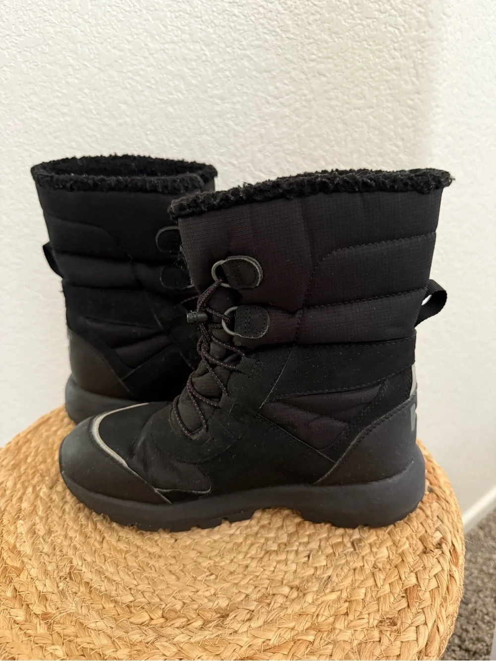 Helly Hansen Kids Black Insulated Snow Boots with Faux-Fur Cuff Size 4
